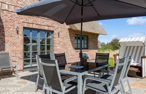 Rantum House | Indulge at York's Hüs: 5-Star Guest Rated Escape