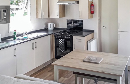 Thirsk House | Cozy Caravan Retreat: Family-Friendly with Kitchen & Breakfast