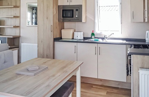 Thirsk House | Cozy Caravan Retreat: Family-Friendly with Kitchen & Breakfast