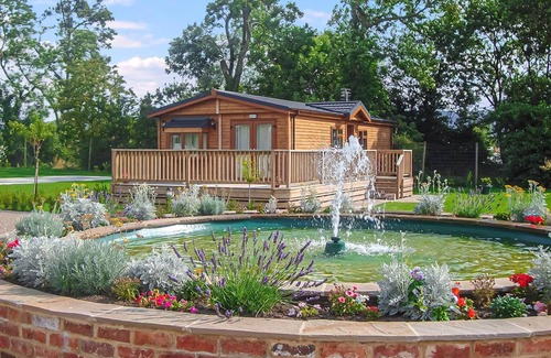 Thirsk House | Cozy Caravan Retreat: Family-Friendly with Kitchen & Breakfast