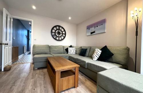 Cowes House | York Street: A 4-Star Gem for Families and Pets