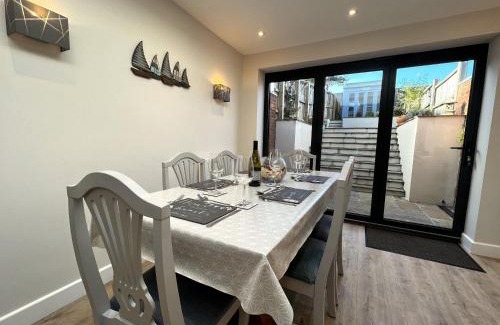 Cowes House | York Street: A 4-Star Gem for Families and Pets