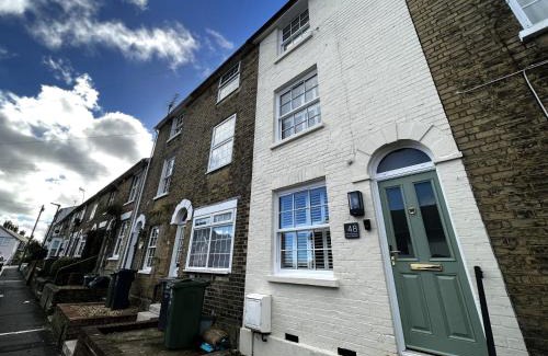 Cowes House | York Street: A 4-Star Gem for Families and Pets