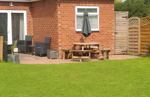 Kexby Cottage | Inviting York Two Bedroom Cottage with Pool Near City Center