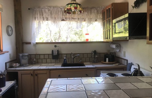 Yosemite Forks Cottage | Pet-Friendly Retreat at Yosemite Southgate Creekside Cottage