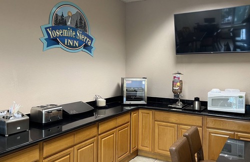 Oakhurst Hotel | Relaxing Stay at Yosemite Sierra Inn with Pool & Breakfast