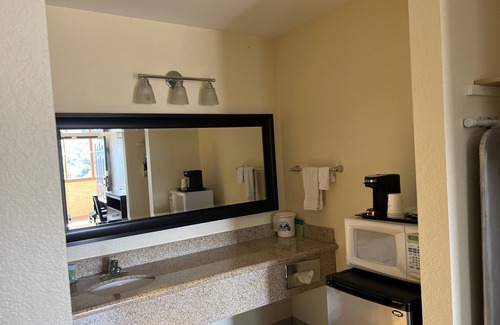 Oakhurst Hotel | Relaxing Stay at Yosemite Sierra Inn with Pool & Breakfast
