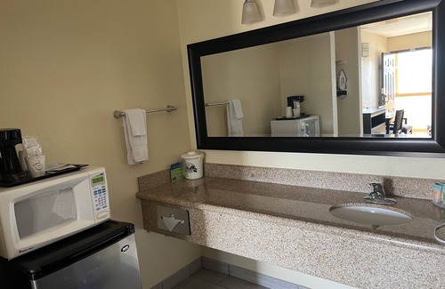 Oakhurst Hotel | Relaxing Stay at Yosemite Sierra Inn with Pool & Breakfast