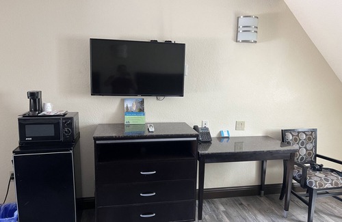 Oakhurst Hotel | Relaxing Stay at Yosemite Sierra Inn with Pool & Breakfast