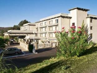 Oakhurst Hotel | Relaxing Retreat at Yosemite Southgate Hotel & Suites