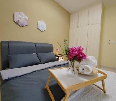 Kampung Sungai Raya Apartment | Spacious 3-Bedroom Unit with Pool and Netflix Access