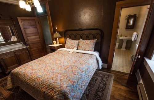 Dufur House | You Found It! 3 Convenient Units, FREE Parking, Near The Dalles Art Center