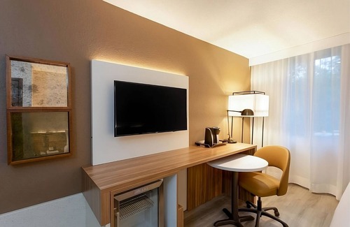 Tallahassee House | Your Ideal Getaway: Pool, Fitness Center & Pet-Friendly