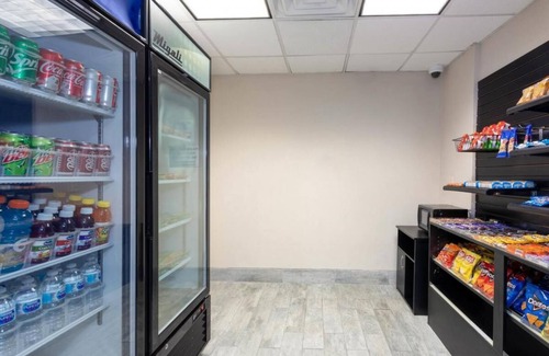 Tallahassee House | Your Ideal Getaway: Pool, Fitness Center & Pet-Friendly