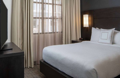 Arts/Warehouse District Hotel | Discover a Modern 2BR Suite with Pool and Breakfast Included!