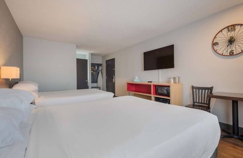 Ontario Hotel | Discover Your Ideal Getaway: Pool, Pet-Friendly & Breakfast