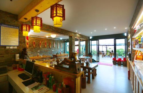 Shiyan House | Comfortable Stay at You Jian Inn with Breakfast & Kitchen