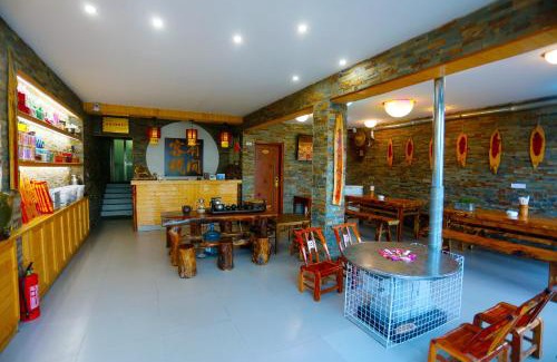 Shiyan House | Comfortable Stay at You Jian Inn with Breakfast & Kitchen