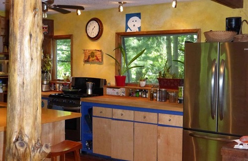 Three Oaks House | Relax in a Hot Tub Surrounded by Gardens and Pines
