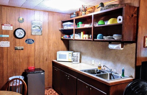 Bronson Cabin | Charming Cabin Retreat on Lake Sam Rayburn - Guest Rated 9.4