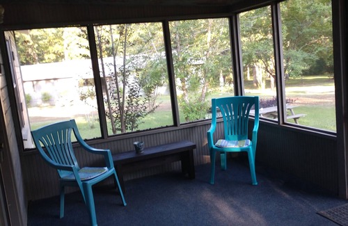 Bronson Cabin | Charming Cabin Retreat on Lake Sam Rayburn - Guest Rated 9.4