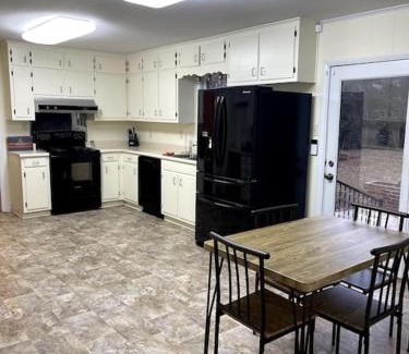 Huntsville House | Unforgettable Stay Awaits at Our Family-Friendly Retreat
