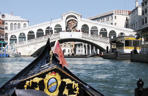 Molina House | Top-Rated Youatmolino Art Apartment with Family-Friendly Perks