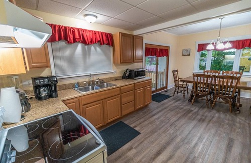 Ohiopyle House | Inviting Yough Guest House: Hot Tub & Downtown Ohiopyle