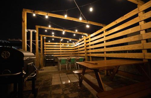West Central District House | Inviting YouI98 Guesthouse: Ideal for Families and Pets