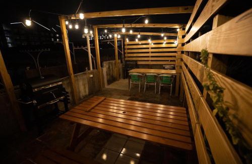 West Central District House | Inviting YouI98 Guesthouse: Ideal for Families and Pets