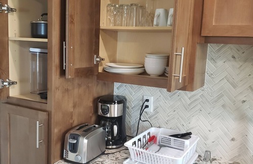 Roseville House | Enjoy Your Private Guest Suite with Kitchen & Breakfast