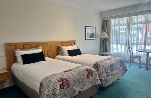 Young Hotel | Discover Young Federation Motor Inn & Services Club Oasis