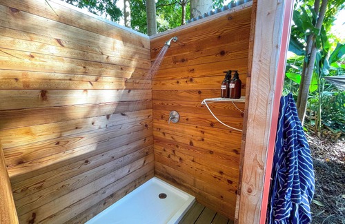 Kealakekua Cabin | Experience Tranquility Among the Trees with Ocean Views
