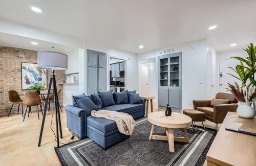 Bouldin Apartment | Your Airy King Suite Getaway - Sleeps 4 - Pool, Prkg