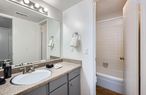 Bouldin Apartment | Your Airy King Suite Getaway - Sleeps 4 - Pool, Prkg