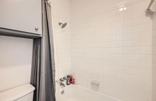 Bouldin Apartment | Your Airy King Suite Getaway - Sleeps 4 - Pool, Prkg