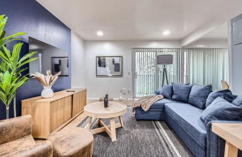 Bouldin Apartment | Your Airy King Suite Getaway - Sleeps 4 - Pool, Prkg