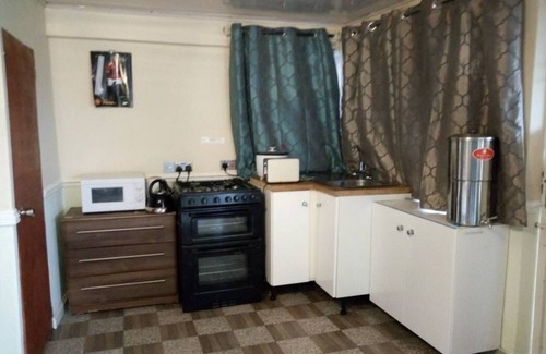 Freetown House | Comfortable Self-Catering Retreat with Kitchen & Breakfast