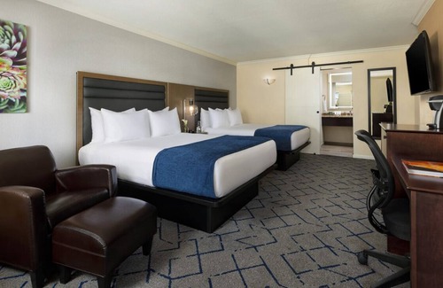 South Scottsdale Resort | Your Arizona Retreat: 5 Pools, Salon & Spa Awaits!