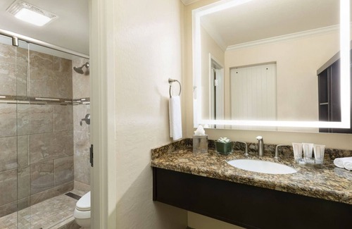 South Scottsdale Resort | Your Arizona Retreat: 5 Pools, Salon & Spa Awaits!