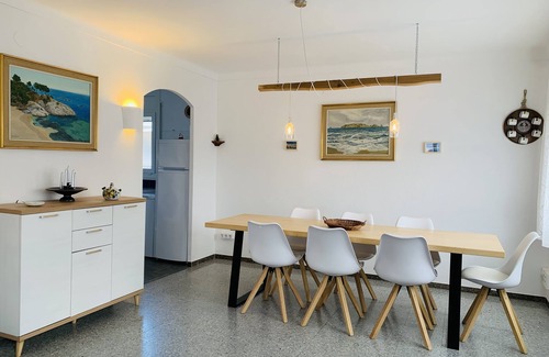 L'Estartit House | Beachside Retreat with Garden: Rated 9.8/10 & Wifi