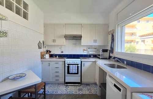 L'Estartit House | Beachside Retreat with Garden: Rated 9.8/10 & Wifi