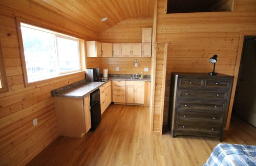 Elfin Cove Cabin | Relax at Your Cabin on the Boardwalk with Family-Friendly Perks