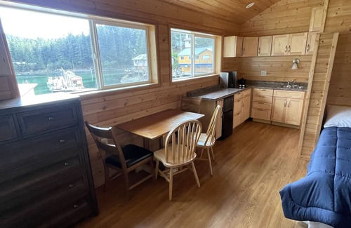 Elfin Cove Cabin | Relax at Your Cabin on the Boardwalk with Family-Friendly Perks