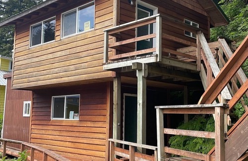 Elfin Cove Cabin | Relax at Your Cabin on the Boardwalk with Family-Friendly Perks