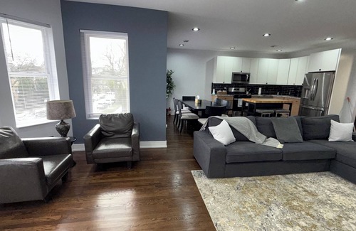 Albany Park Apartment | Your Chicago Home Base – 4BR, 2BA, Sleeps 15, Ideal for Families & Groups!
