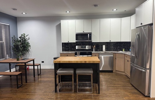 Albany Park Apartment | Your Chicago Home Base – 4BR, 2BA, Sleeps 15, Ideal for Families & Groups!