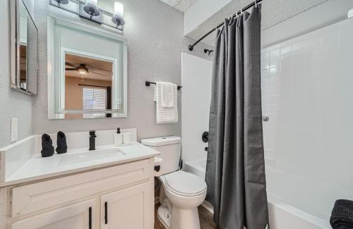 Brentwood Apartment | Your Ideal 2B Getaway - Pool, Pet Friendly & Central Location