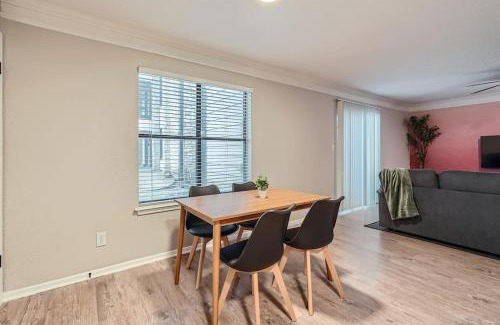 Brentwood Apartment | Your Ideal 2B Getaway - Pool, Pet Friendly & Central Location
