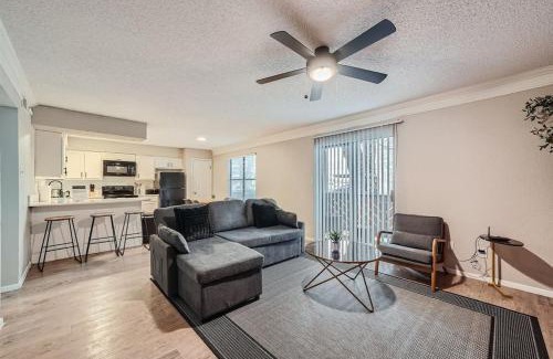 Brentwood Apartment | Your Ideal 2B Getaway - Pool, Pet Friendly & Central Location